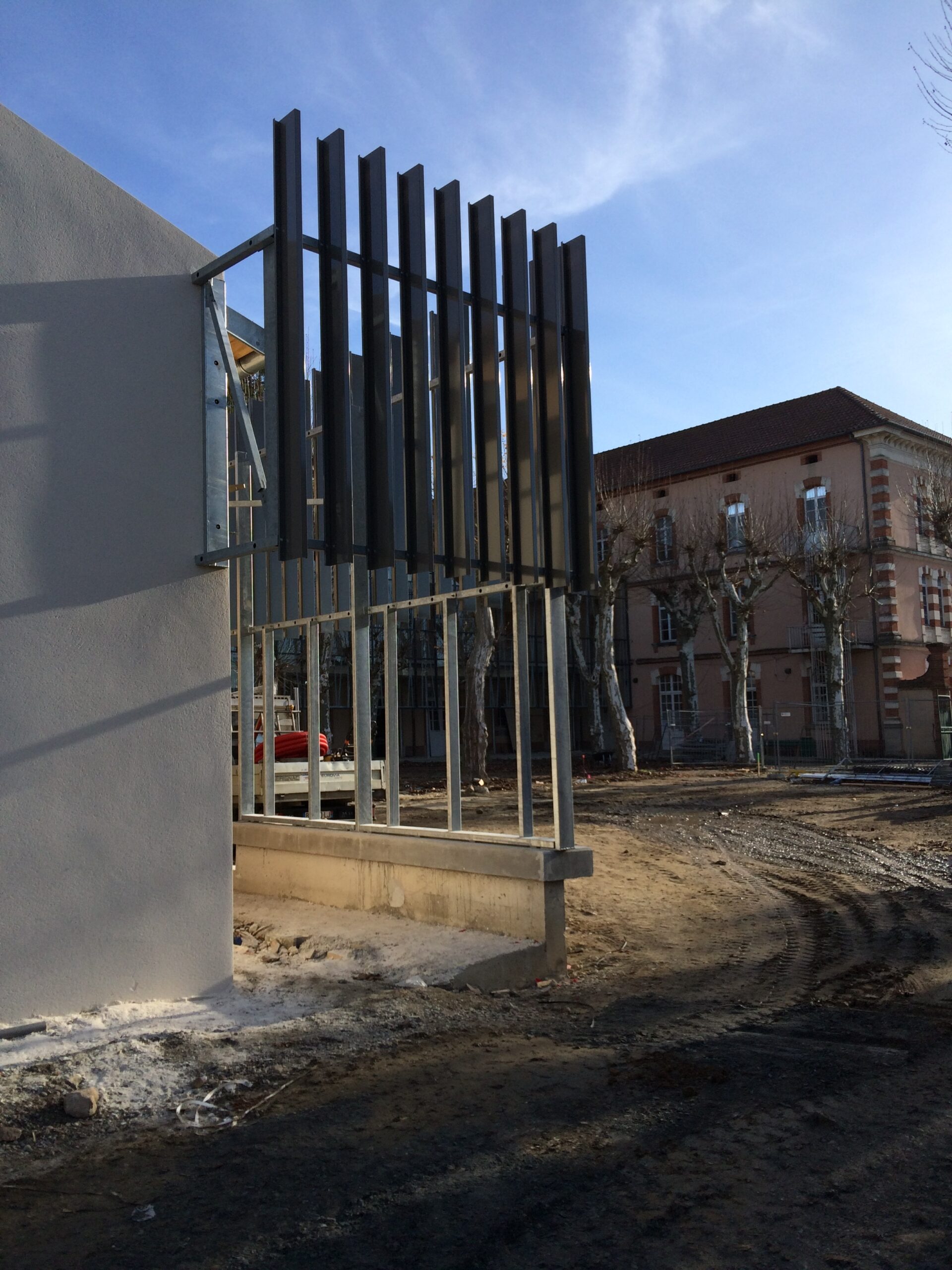 Structure moderne par les-metalliers-de-demain sur chantier à Levignac-toulouse-agen devant un bâtiment ancien,