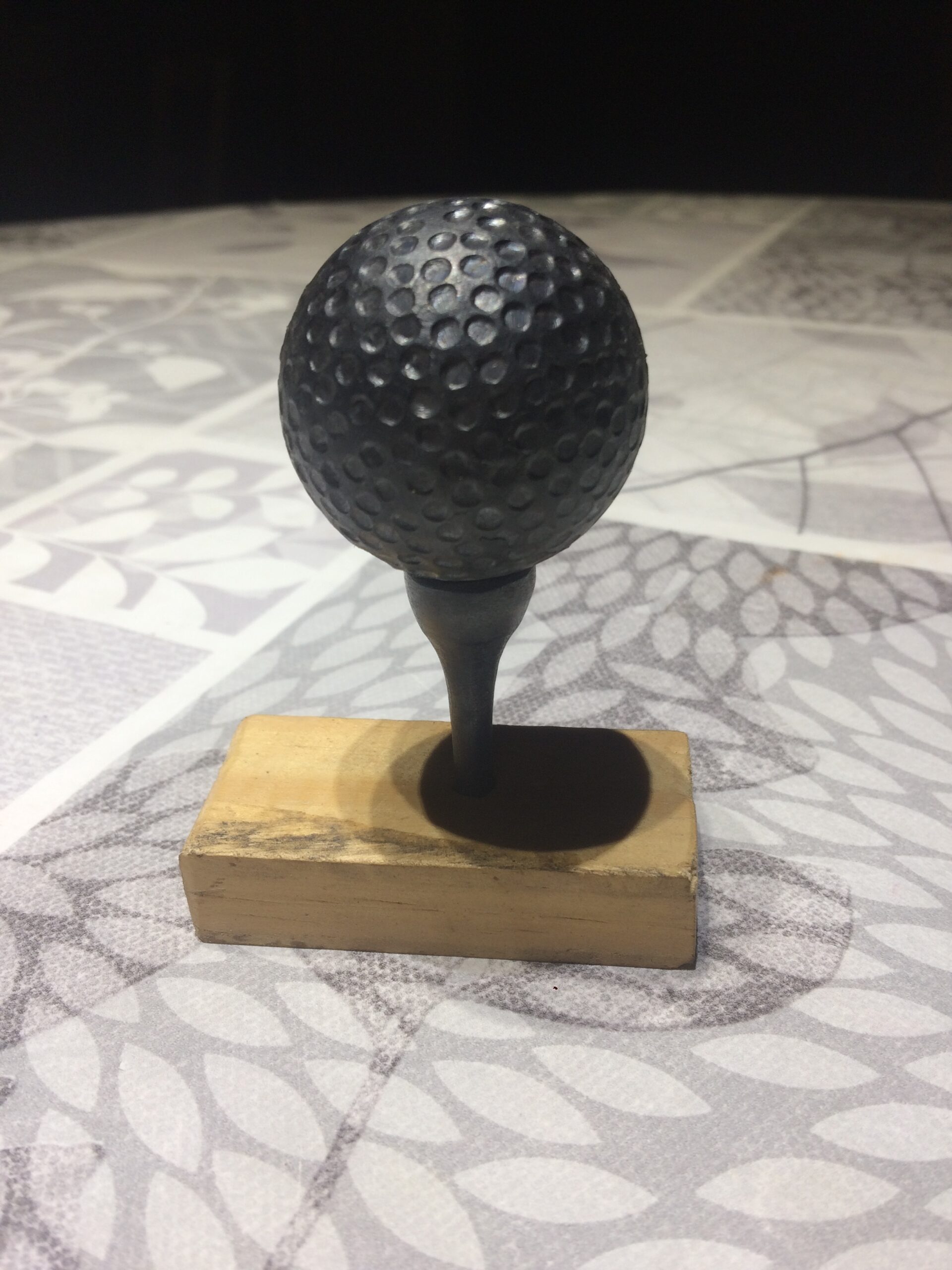 Sculpture balle de golf noire sur socle bois par les-metalliers-de-demain à Levignac-toulouse-agen,