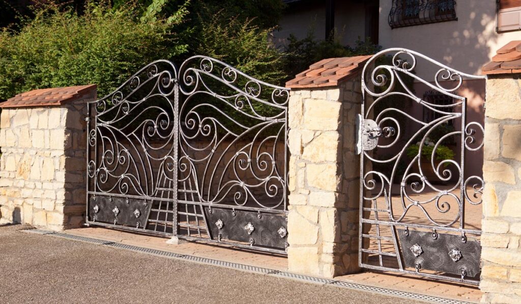 Portail fer forgé élégant par les-metalliers-de-demain à Levignac-toulouse-agen, piliers pierre et motifs artistiques,