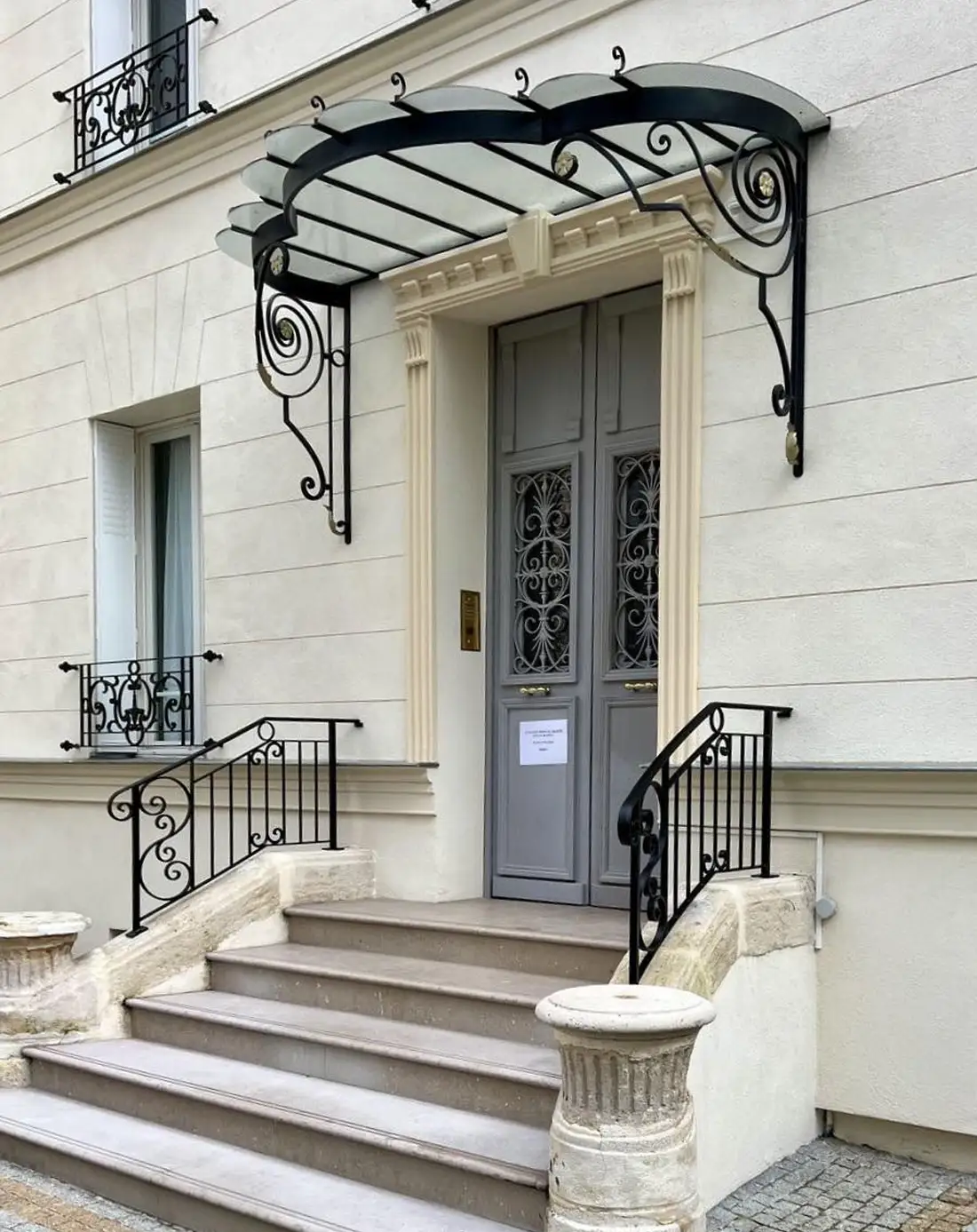 Entrée raffinée réalisée par les-metalliers-de-demain à Levignac-toulouse-agen avec porte en ferronnerie et auvent classique,